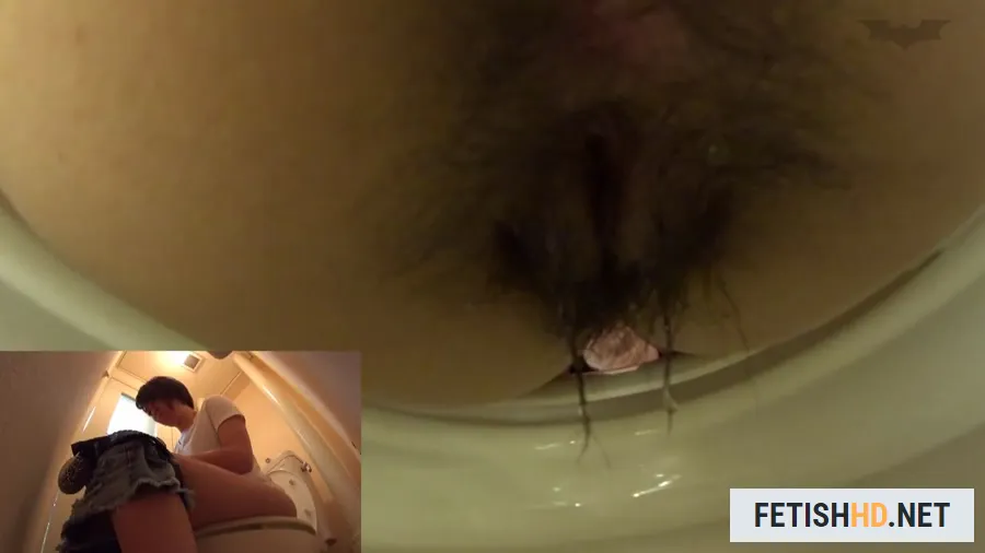 Hidden camera in a public women’s restroom inside the toilet (Scat) [FullHD 1080p / 494 MB]