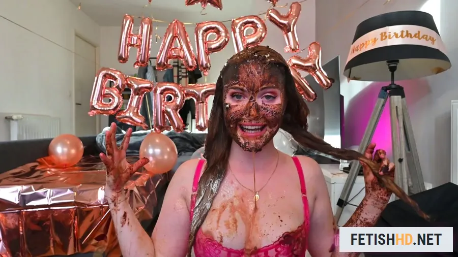 BIRTHDAY CAKE (PUKE): I eat a shitty cupcake! (Scat) [FullHD 1080p / 2.86 GB]