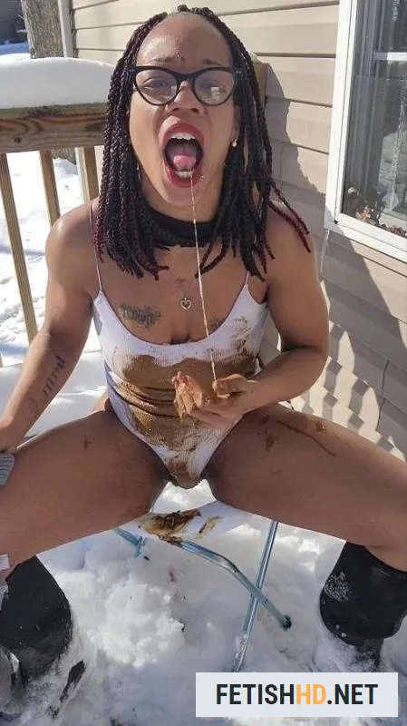 UniQueen21 - Uni”Ella outside poop smear (Scat) [UltraHD 2K / 525 MB]