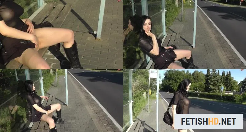 Alissa-Noir - Schamlos an der Bushaltestelle masturbiert 20 06 16 (Pissing) [Full HD / 71.48 MB]