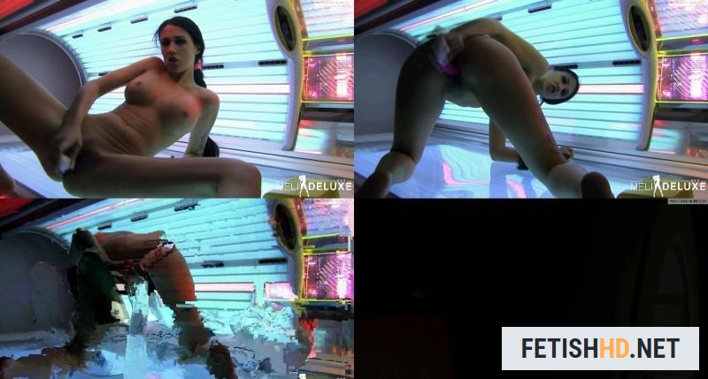 MeliDeluxe - Dildospielchen auf der Sonnenbank (Pissing) [Full HD / 61.48 MB]
