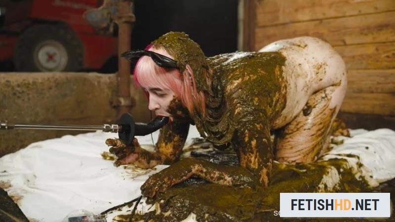 Catwoman Lyndra - First time in the manure channel Manure Fetish (Scat) [HD 720p / 513 MB]