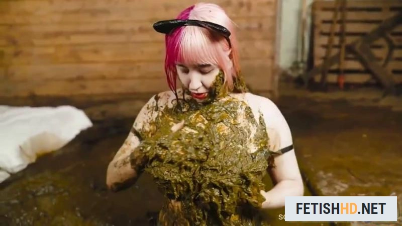 Asian - Catwoman Lyndra first time in the manure channel (Scat) [FullHD 1080p / 2.90 GB]