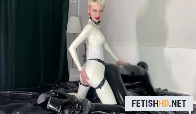 Linda Splice - White Catsuit Strapon (Femdom) [FullHD 1080p / 2.25 GB]