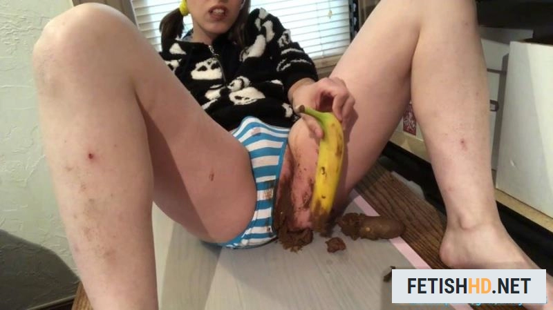 EmilyMilk - Having Fun with a Banana and Poop - Huge Poop Smear and Taste (Scat) [FullHD 1080p / 3.78 GB]