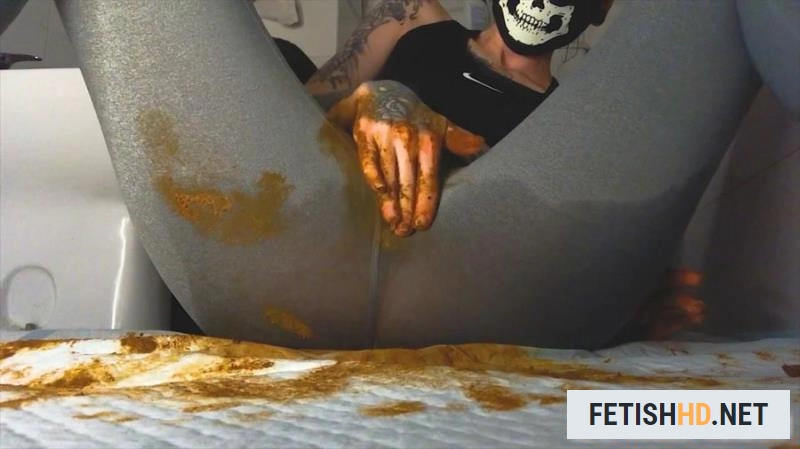 DirtyBetty - Eat poop from my feet, bitch (Scat) [FullHD 1080p / 745 MB]