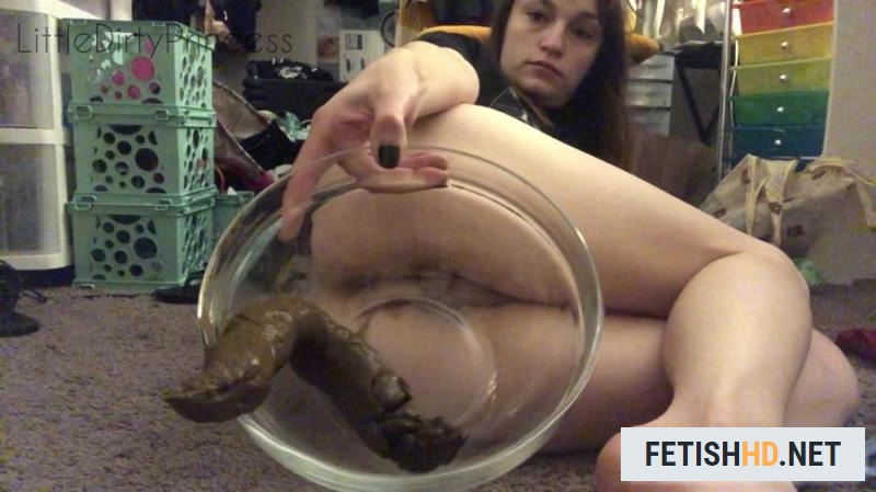 LittleDirtyPrincess - Pooping a long thick one into a bowl in my bedroom (Scat) [FullHD 1080p / 751 MB]