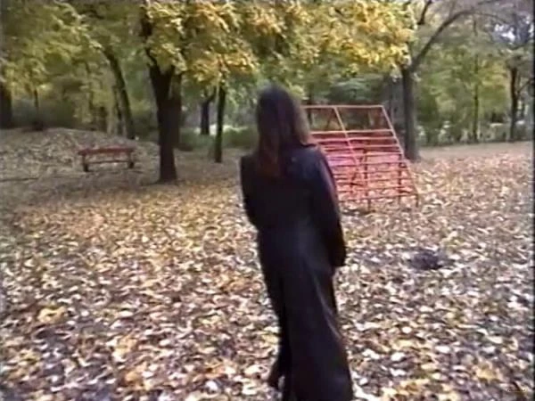 Golden Piss 36 - Alte Weiber Pissen Draußen [DVDRip / 1.95 GB]