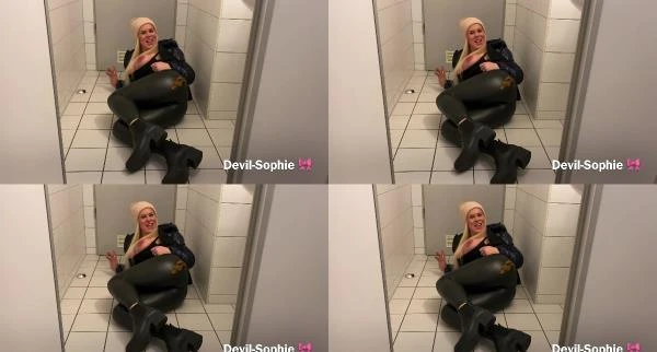 Devil Sophie - Caught with the office toilet door open - come and shit on my latex pants [UHD / 422.08 MB]