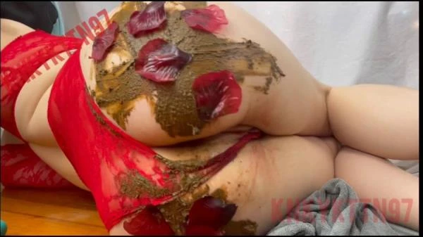 Red Flowers And Brown Poop (Scat) [HD 720p / 798 MB]