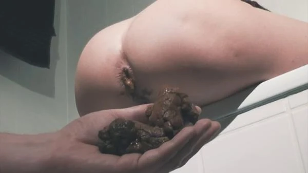 A Shit In a Customers Hand (Scat) [HD 720p / 6.85 MB]