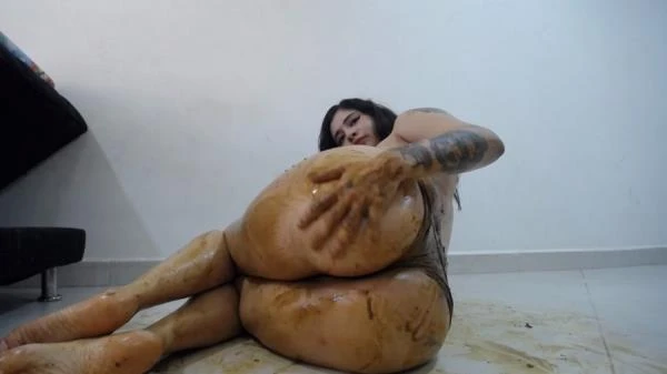 Took a shit in her panties and smeared her naked body with shit (Scat) [FullHD 1080p / 703 MB]