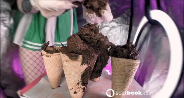 Fan with  unusual  ice cream [FullHD 1080p / 212.56 MB]