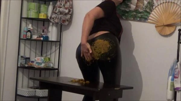 Stiffy Shit On Leather Pants (Scat) [SD / 561 MB]