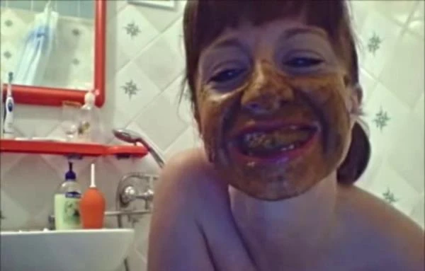Me In Bathtube Full Of Poo And Pee (Scat) [SD / 162 MB]