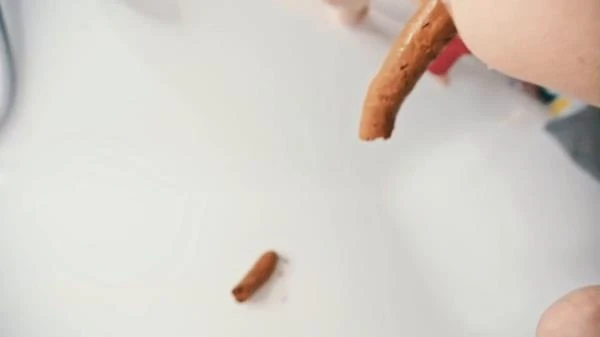 Piss'n Poo In Bathtube (Scat) [HD 720p / 6.82 MB]