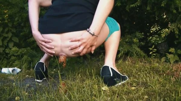 Big Sausage In Grandma's Garden (Scat) [HD 720p / 10.2 MB]