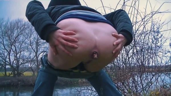 Cold Autumn Day Outdoor Shit (Scat) [HD 720p / 34.0 MB]