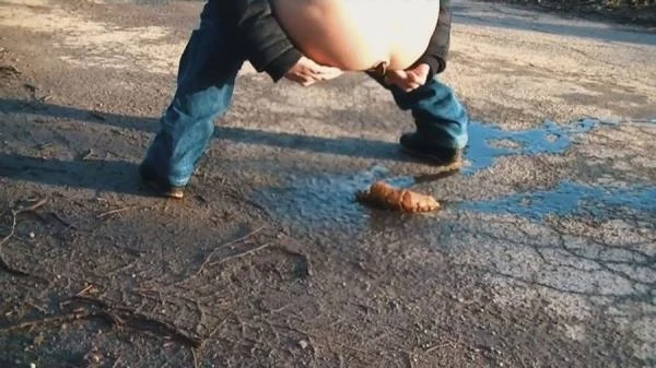 German Countryside Poop (Scat) [HD 720p / 31.8 MB]