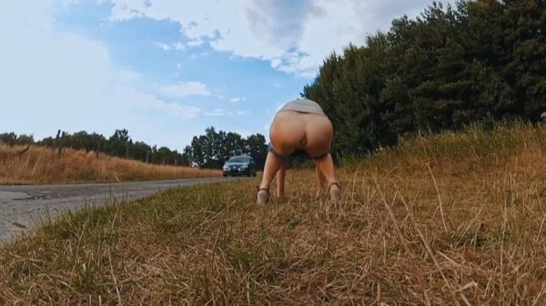 OMG Caught Outside While Pooping (Scat) [HD 720p / 8.61 MB]